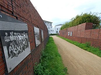Fotos und Ziegel weisen auf die Vorgeschichte hin