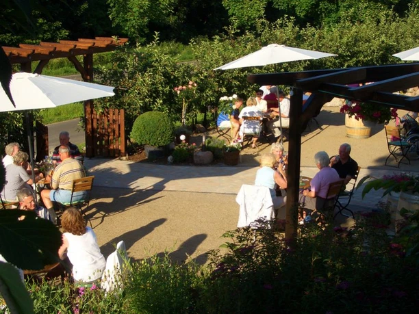 Im Sommer gibt es hier Apfelwein vom Hof.