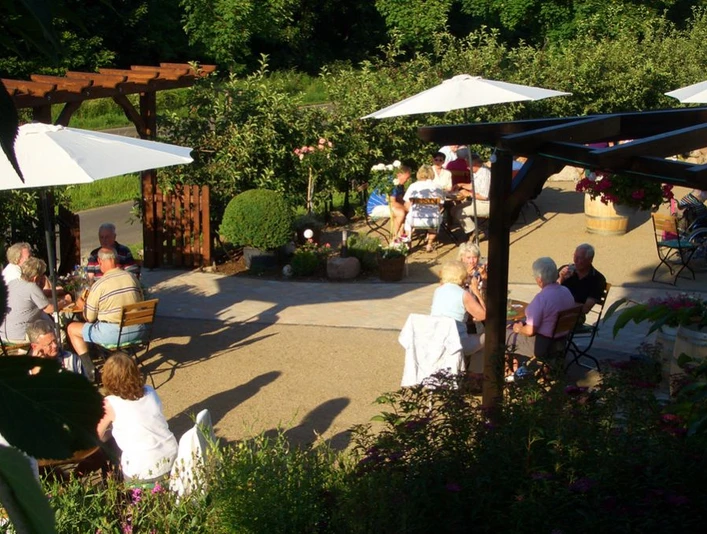 Im Sommer gibt es hier Apfelwein vom Hof.