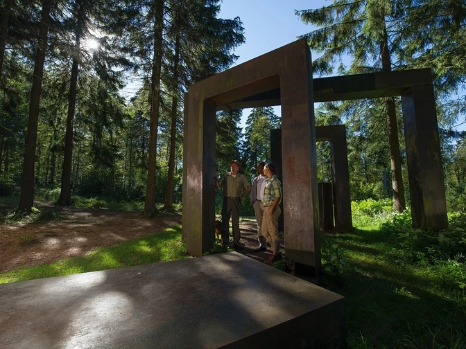 Skulptur "Kein leichtes Spiel" am Rothaarsteig