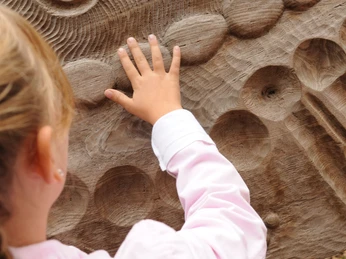 Tastwand im Gesundheitsgarten von Bad Nauheim