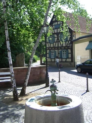 Milchrunnen, Warmbrunnen und Justus von Liebig-Brunnen