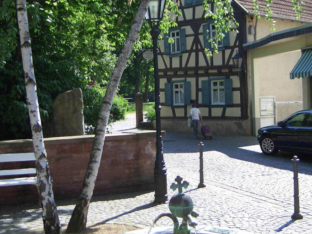 Milchrunnen, Warmbrunnen und Justus von Liebig-Brunnen