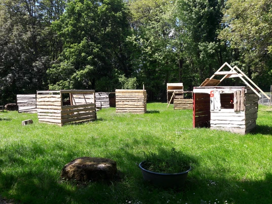 Abenteuerspielplatz Eschborn Zu sehen sind selbstgebaute Holzhütten auf dem Abenteuerspielplatz Eschborn