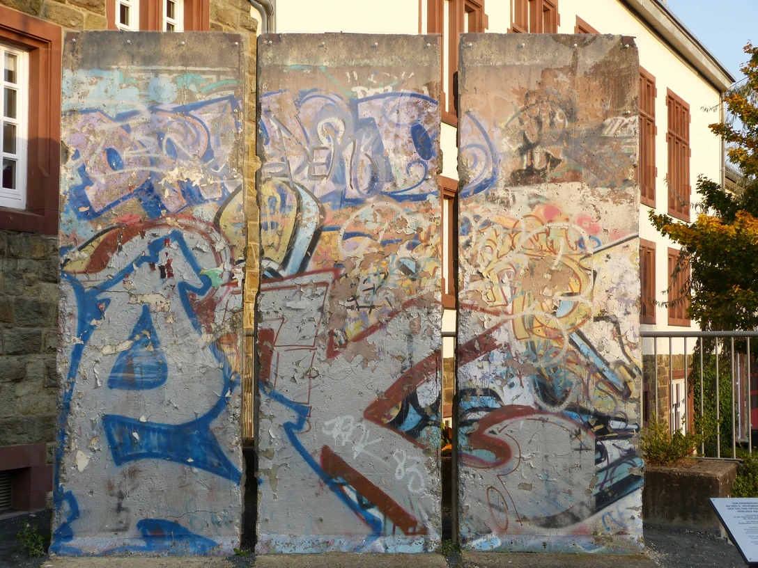 Teilstücke der Berliner Mauer am Berliner Platz