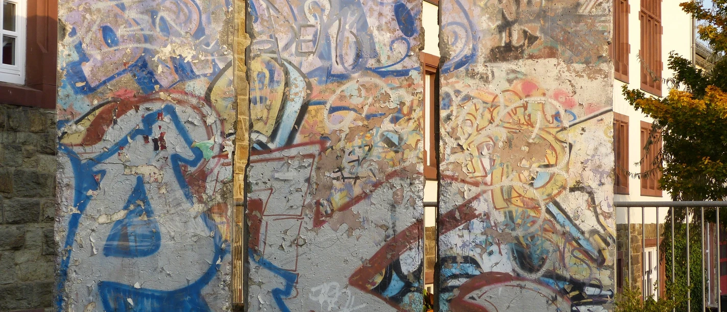 Teilstücke der Berliner Mauer am Berliner Platz