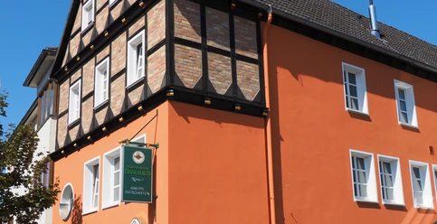 Paderborner Brauhaus Historisches Fachwerkgebäude mit orangefarbener Fassade und Brauereischild an der Hauswand.