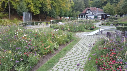 Minigolfanlage mit Blick auf das Golfhaus