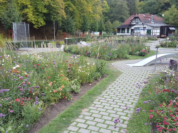 Minigolfanlage mit Blick auf das Golfhaus