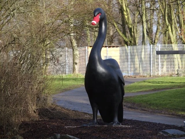 Kenny Hunter "Black Swan" (2013) seit 2014 in Eschborn