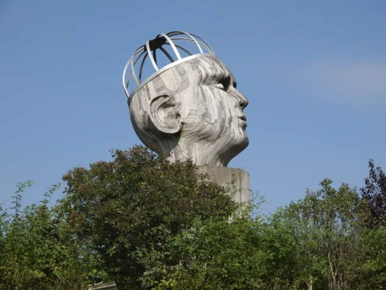 Florian Borkenhagen "Travel a Head" (2001) seit 2003 in Eschborn