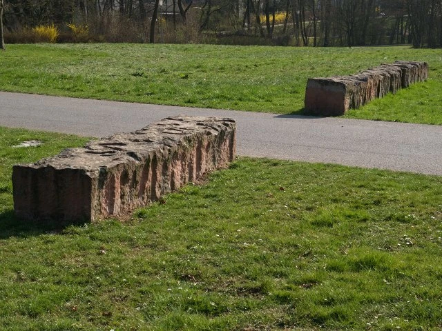 Gisela Weber "Steine für Eschborn" (1992) vor Ort entstanden