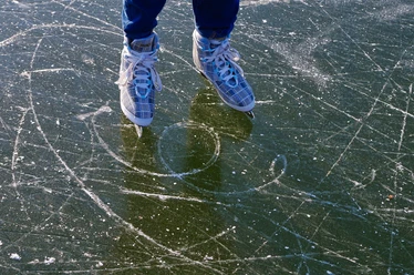 Auf der Eisbahn können kleine und große Schlittschuhläufer ihre Runden drehen