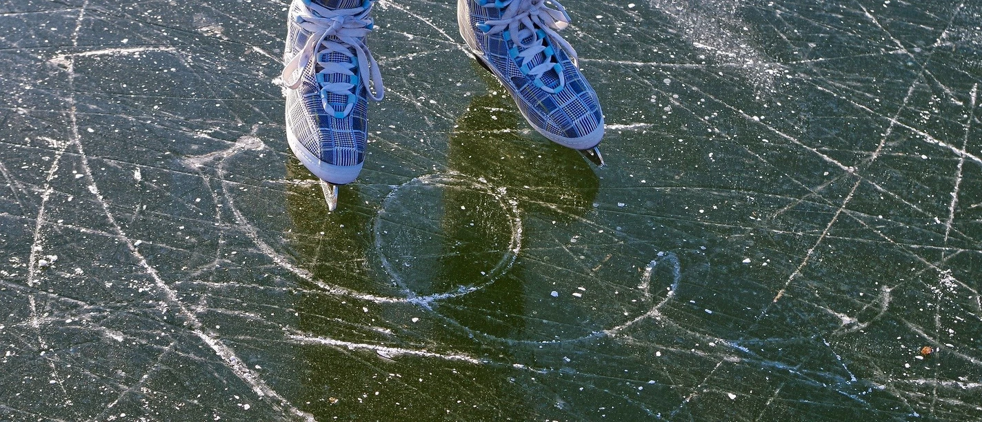 Auf der Eisbahn können kleine und große Schlittschuhläufer ihre Runden drehen