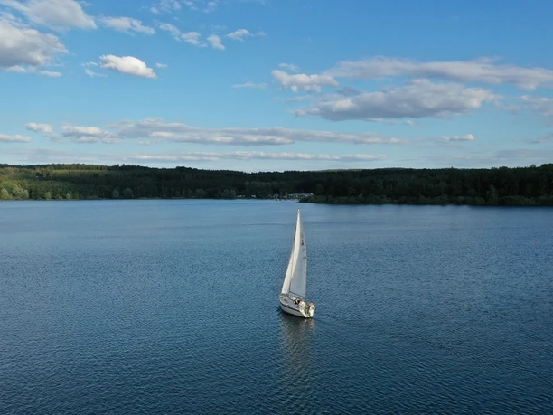 Segelboot auf dem Möhnesee