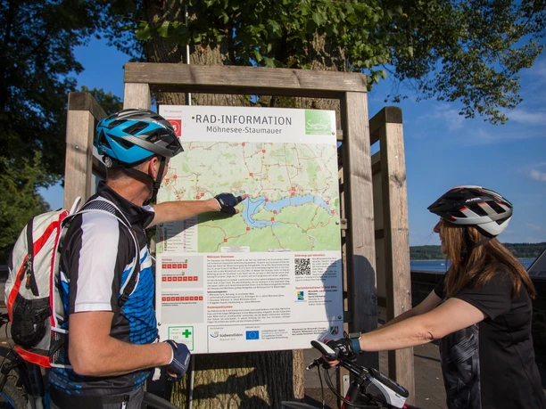 Tourentafel für Radtouren an der Staumauer Möhnesee