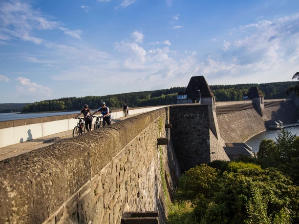 Radfahrer auf der Staumauer Möhnesee