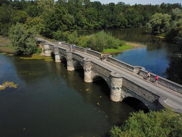 Luftaufnahme der Kanzelbrücke über der Möhne mit Radfahrern, Spaziergängern und Wald