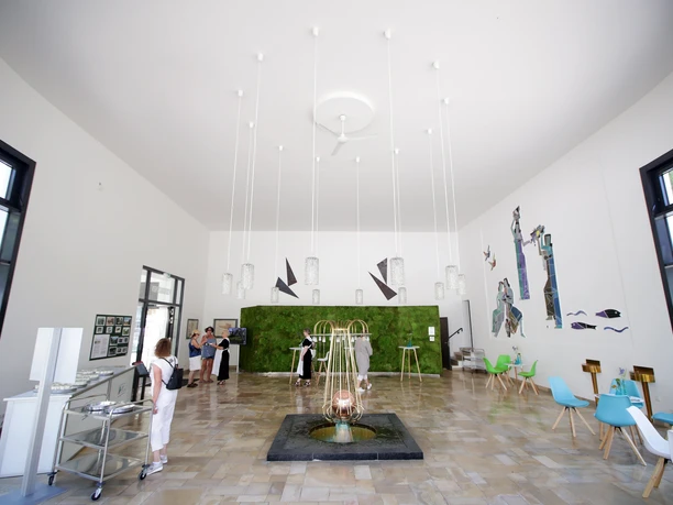 Weinbrunnen mit Tourist-Info von März bis Oktober