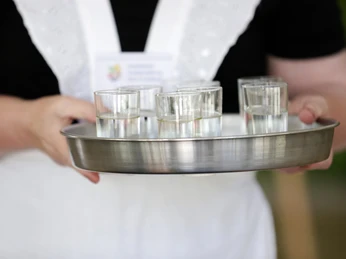 Heilwasserverkostung im Weinbrunnen