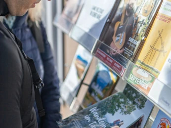 Informationsmaterial in der Tourist-Info im Taunus-Informationszentrum
