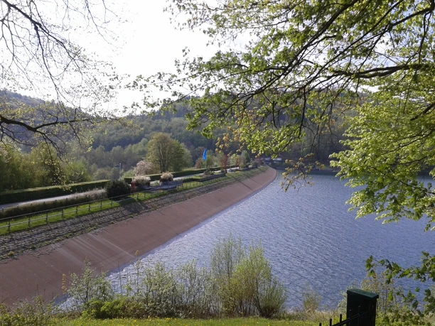 Der Staudamm der Hennetalsperre