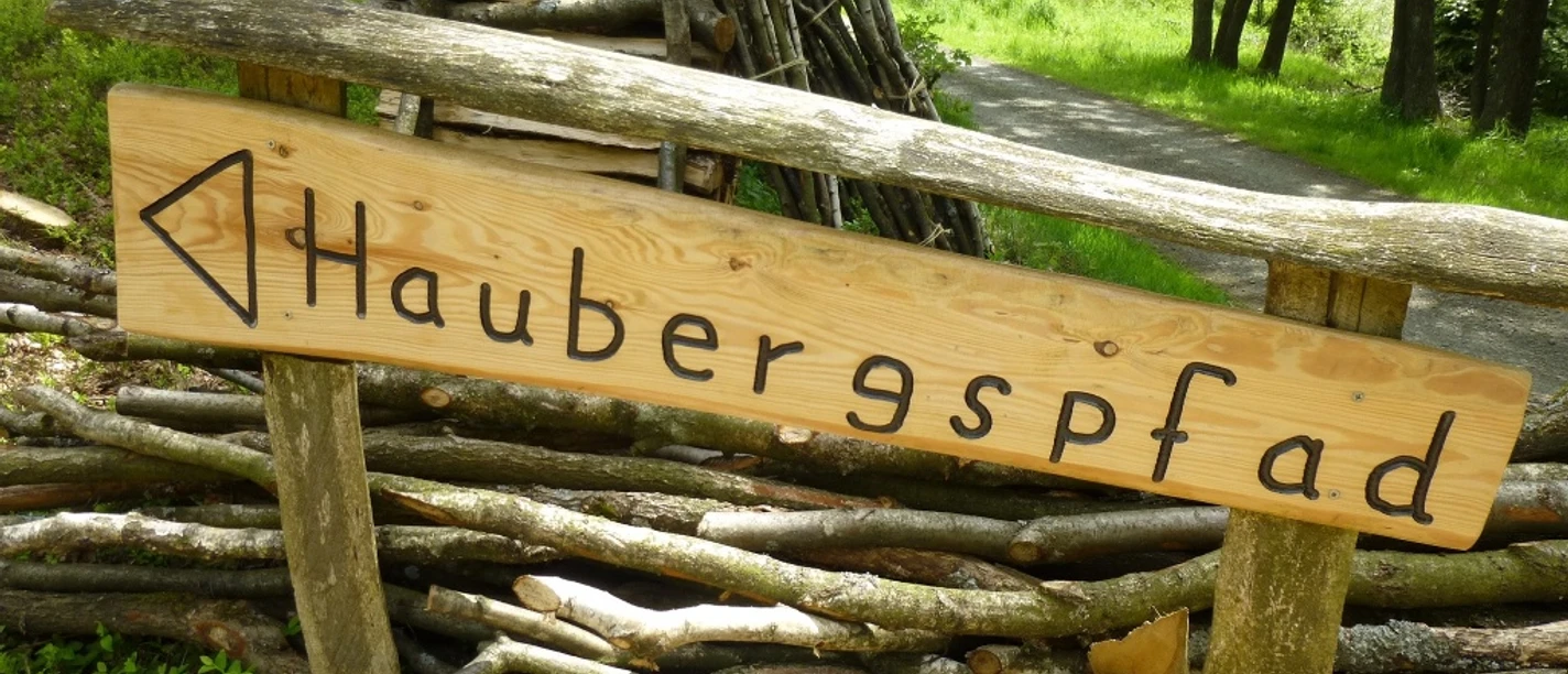 Holzschild Hausbergspfad