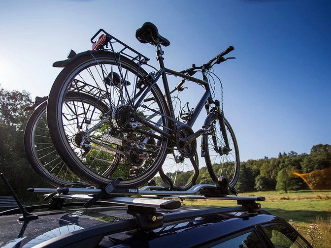 Die Räder auf dem Dachträger bis zum Startpunkt der Route bringen