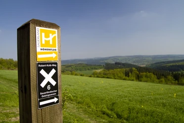 Markierung mit Aussicht Wegepfosten mit Markierungszeichen Sauerland-Höhenflug