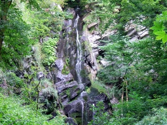 Der Wasserfall "Plästerlegge" im Sommer