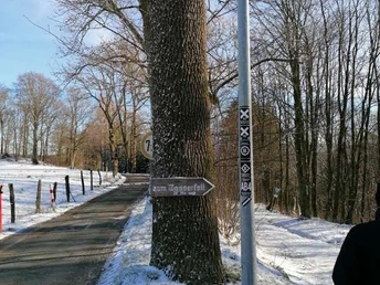 links zum Campingplatz - rechts zum Wasserfall