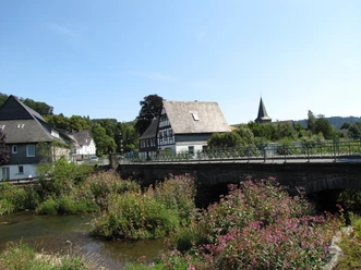 Am Wanderparkplatz Wenneaue Brücke über die Wenne