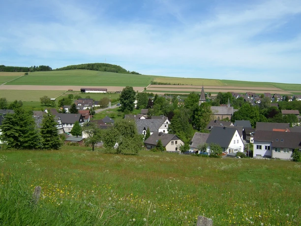 Blick auf Kirche in Endorf