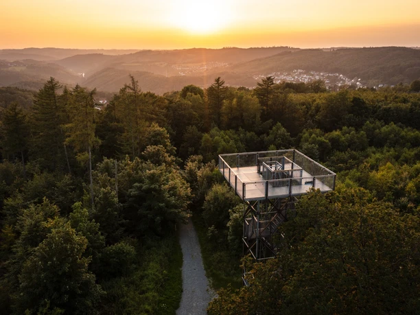 Quitmannsturm über Wald mit weitem Blick ins Sauerland bei Sonnenuntergang