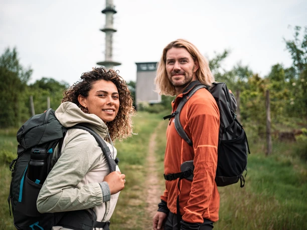 Wanderer auf der Nordhelle Ein Wanderpaar kurz vor dem Turm auf der Nordhelle