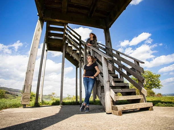 Zwei Frauen an der Treppe zum Stabil Stuhl