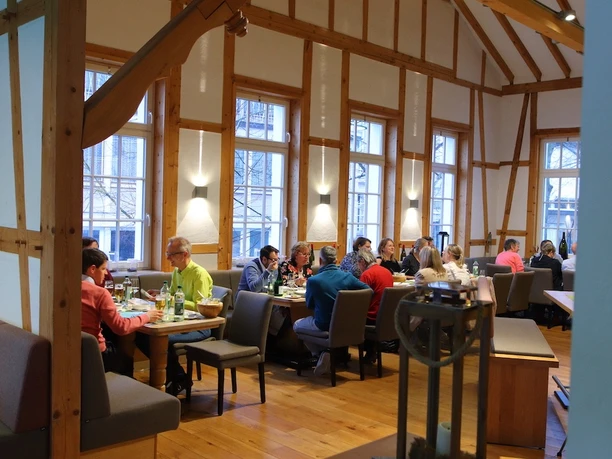 Innenraum Gasthaus zur Börse mit Menschen Innenraum Gasthaus zur Börse mit Menschen