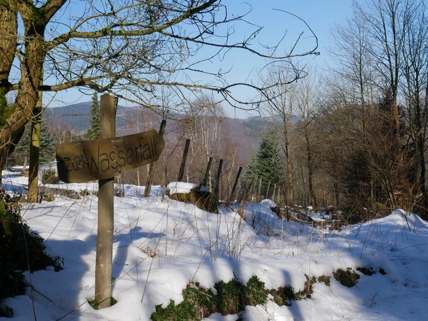 Wegweiser zum Wasserfall