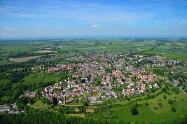 Luftbild mit Stadtmauer Luftaufnahme von Rüthen mit Stadtmauer, Kirchtürmen und Feldern im Umland