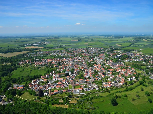Luftbild mit Stadtmauer Luftaufnahme von Rüthen mit Stadtmauer, Kirchtürmen und Feldern im Umland