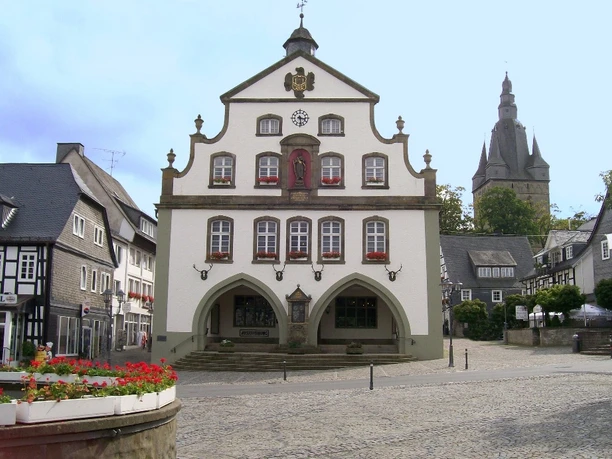 Rathaus mit Brunnen