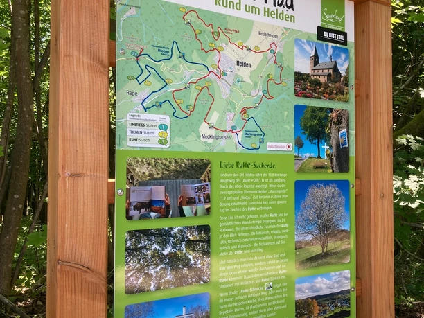 Infotafel zum RuHe-Pfad Rund um Helden mit Wanderkarte im Wald