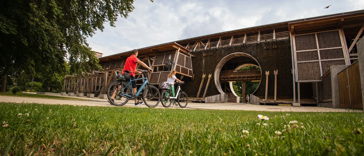 Fahrradfahrer vor dem Gradierwerk in Bad Sassendorf