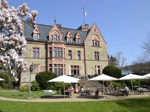 Romantik Hotel Schloss Rettershof im Frühling