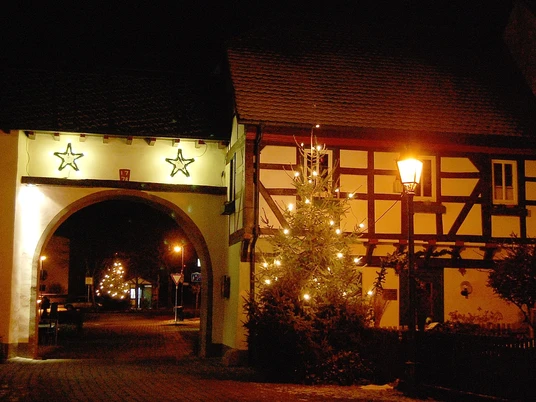 Weihnachtliches Stadttor