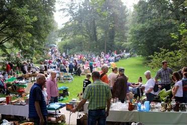 Großer Flohmarkt im Park.