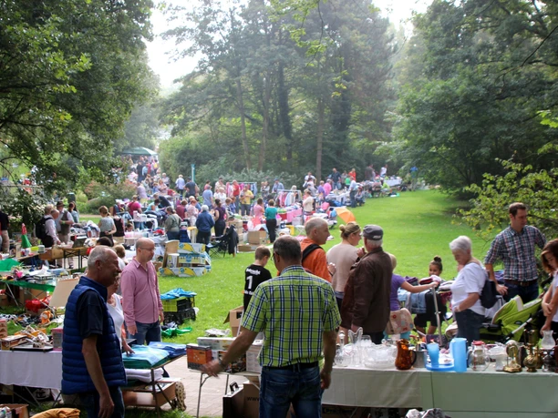 Großer Flohmarkt im Park.