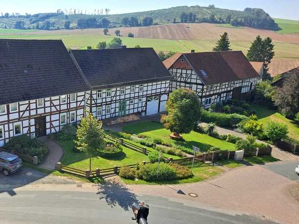 Ahlshausen-Sievershausen_Fachwerkensemble Kirchstraße 1, 3, 5 ahlshausen-sievershausen-fachwerkensemble-kirchstrasse-1-3-5