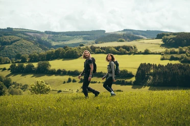 Wanderpaar in Wiesenlandschaft
