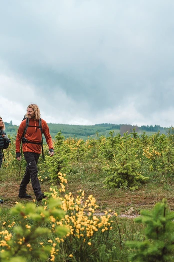 Wanderpaar auf einem Hoehenzug im Sauerland